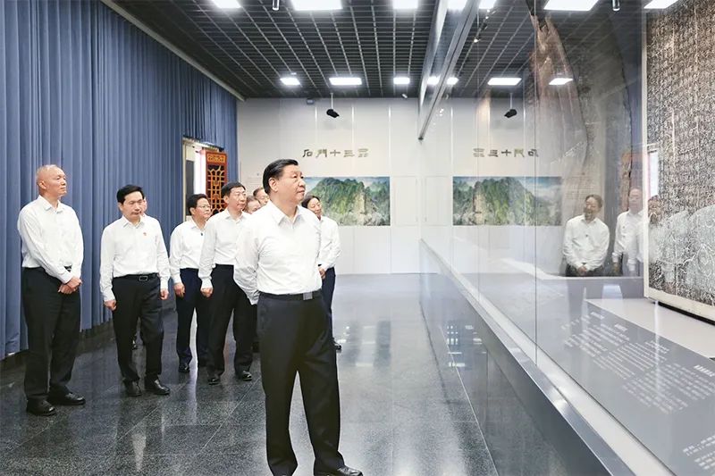 2023年7月29日，中共中央總書記、國家主席、中央軍委主席習近平在四川考察結束返京途中，來到陜西省漢中市考察。這是習近平參觀漢中市博物館有關歷史文物展陳。 新華社記者 鞠鵬/攝
