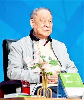 劉心武，曾任《人民文學(xué)》主編。代表作有短篇小說《班主任》、長(zhǎng)篇小說《鐘鼓樓》（獲第二屆茅盾文學(xué)獎(jiǎng)）、散文集《也曾隔窗窺新月》《我眼中的建筑與環(huán)境》《劉心武妙品紅樓夢(mèng)》等
