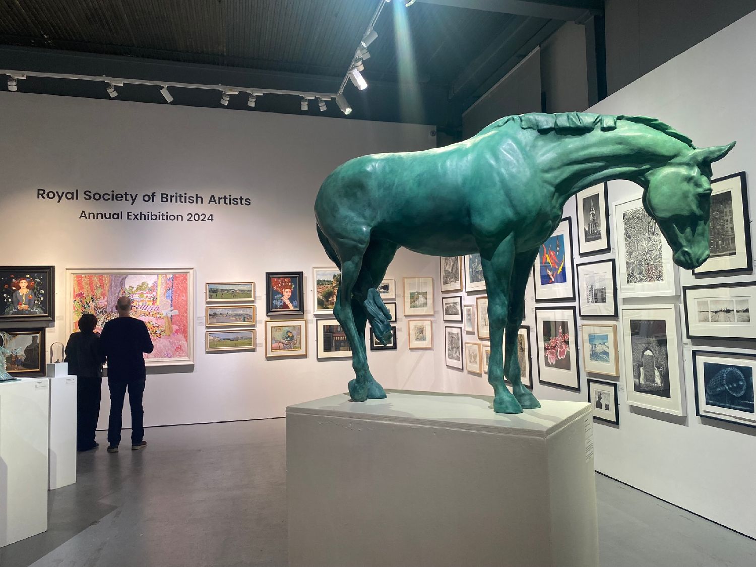 英國(guó)皇家藝術(shù)家學(xué)會(huì)2024年度展覽在倫敦摩爾畫(huà)廊舉行。