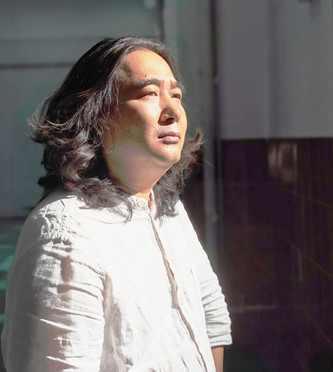 包倬，生于四川涼山，彝族。有小說(shuō)和散文見(jiàn)《人民文學(xué)》《十月》《鐘山》《江南》《天涯》《山花》《芙蓉》《北京文學(xué)》《作家》等。著有長(zhǎng)篇小說(shuō)《青山隱》，出版小說(shuō)集《沉默》《十尋》《路邊的西西弗斯》《風(fēng)吹白云飄》等。曾獲云南文學(xué)獎(jiǎng)、邊疆文學(xué)獎(jiǎng)、滇池文學(xué)獎(jiǎng)、《長(zhǎng)江文藝》雙年獎(jiǎng)?，F(xiàn)居昆明。