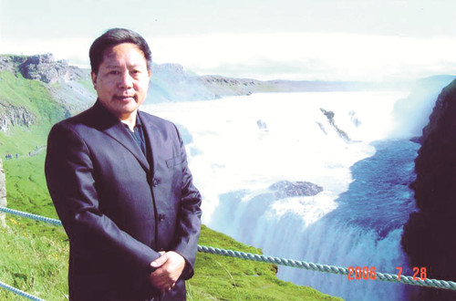 李傳鋒，湖北省鶴峰縣人，土家族作家。曾任《湖北文藝》編輯部主任、《長江文藝》小說組組長、《今古傳奇》主編、湖北省文聯(lián)黨組書記等職，曾獲全國民族團結進步先進個人稱號。1986年加入中國作家協(xié)會，著有鄉(xiāng)村小說、動物小說、歷史小說、散文、文藝評論等近千萬字。短篇小說《退役軍犬》獲第二屆（1981—1984年）全國少數(shù)民族文學創(chuàng)作獎，長篇小說《白虎寨》獲第十一屆（2012—2015）全國少數(shù)民族文學創(chuàng)作駿馬獎，另有作品獲湖北省“屈原文藝獎”、重慶市“五個一工程”獎等。本期刊發(fā)青年評論家華珉朗、黃煜榕對李傳鋒的采訪。