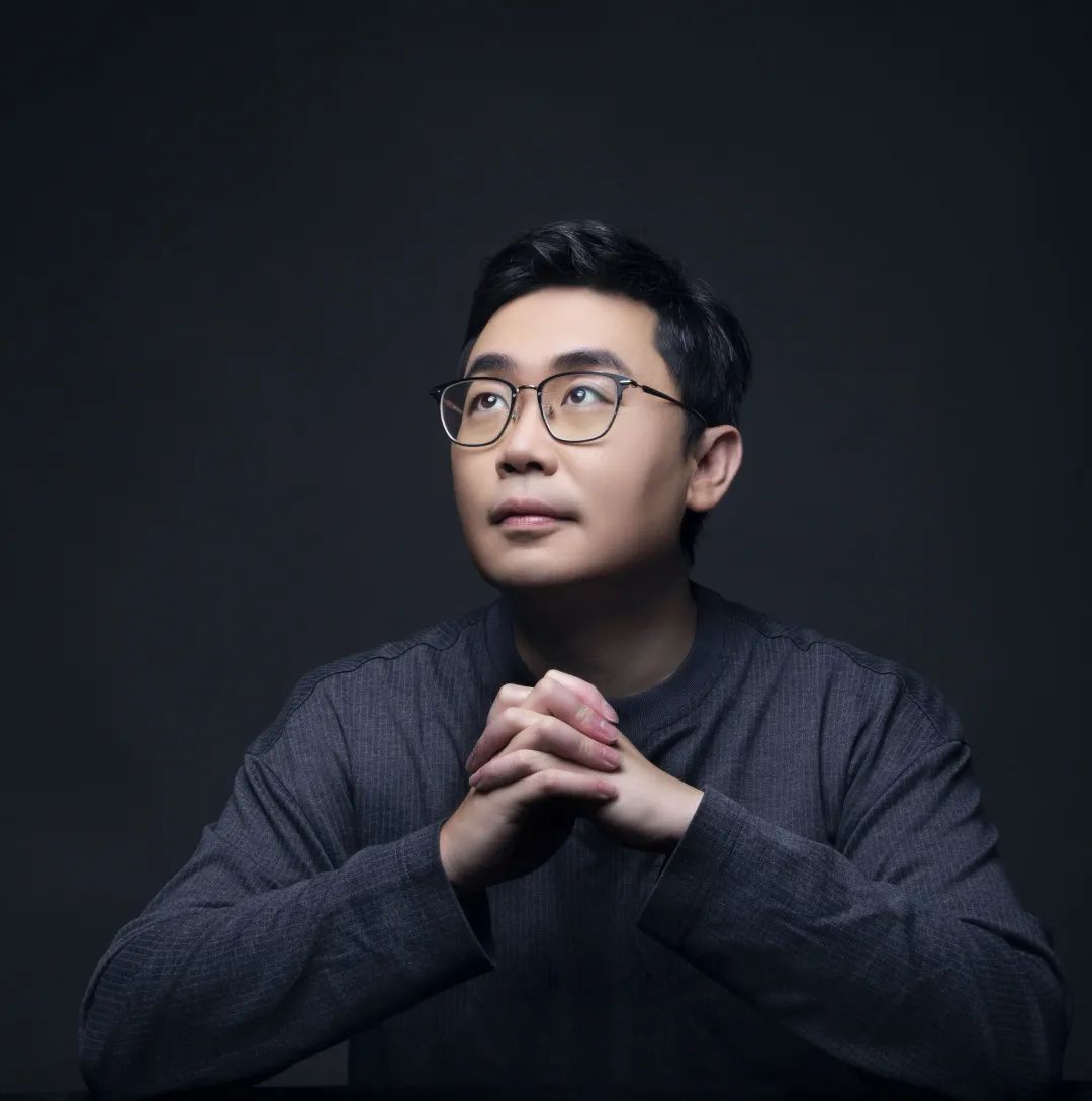 蔡崇達(dá)，青年作家，福建泉州人，曾任《中國新聞周刊》執(zhí)行主編。出版有非虛構(gòu)作品集《皮囊》、長篇小說《命運(yùn)》等。作品被翻譯成英語、俄羅斯語、葡萄牙語、韓語等語種，在十幾個國家、地區(qū)發(fā)行，至今發(fā)行近600萬冊。