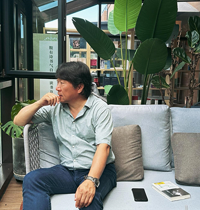  任白，吉林省吉林市人，詩人、作家。吉林省作家協(xié)會副主席、中國詩歌學(xué)會理事。出版詩集《耳語》《任白詩選》《情詩與備忘錄》《靈魂的債務(wù)》和中短篇小說集《失語》。現(xiàn)居吉林省長春市。
