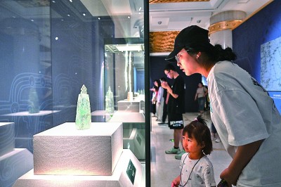 5月18日，參觀者在內(nèi)蒙古呼和浩特市的呼和浩特博物館“問蜀——東周時期的蜀文化展”上觀看展品。 新華社記者 貝赫攝