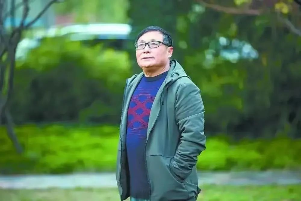 夏堅(jiān)勇，散文家、劇作家，首屆魯迅文學(xué)獎(jiǎng)得主