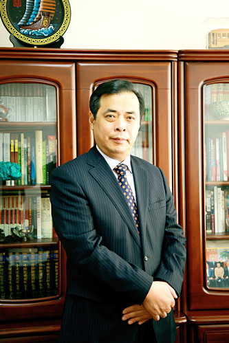老藤，本名滕貞甫，遼寧省政協(xié)文史委副主任。出版長(zhǎng)篇小說《刀兵過》《北障》《北愛》《草木志》等11部，小說集《熬鷹》《無雨遼西》等8部，隨筆集《儒學(xué)筆記》等3部，“老藤作品典藏（15卷）”。曾獲全國“五個(gè)一工程”獎(jiǎng)、東北文學(xué)獎(jiǎng)、百花文學(xué)獎(jiǎng)等，作品多次入選各種年榜及選本，以多種文字譯介到國外。