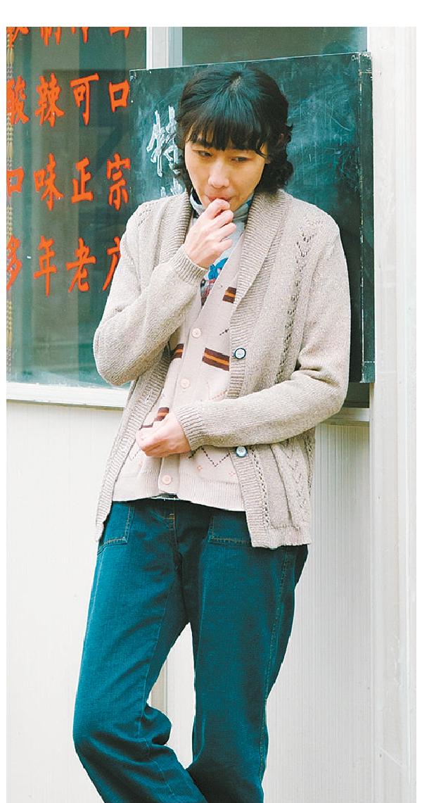 在《漫長的季節(jié)》中，任素汐飾演的徐姐瘦瘦高高，倚門嗑瓜子兒的動作，斜眼兒瞟人的眼神，加上幾句曖昧臺詞，略略幾筆勾勒出在生存邊緣掙扎又頗具風(fēng)情的小飯館老板娘。