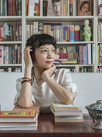 作家、導(dǎo)演，現(xiàn)居英國(guó)。主要著作有《孔雀的叫喊》《饑餓的女兒》等，編劇并執(zhí)導(dǎo)電影《月光武士》。