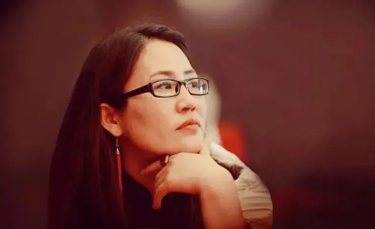娜仁高娃，蒙古族，中國(guó)作家協(xié)會(huì)會(huì)員。著有短篇小說《醉陽》《熱戀中的巴岱》、長(zhǎng)篇小說《影》等，其中小說集《七角羊》入選中國(guó)作家協(xié)會(huì)“中國(guó)少數(shù)民族文學(xué)之星叢書”。曾獲2018年《草原》文學(xué)獎(jiǎng)、第十二屆內(nèi)蒙古自治區(qū)文學(xué)創(chuàng)作“索龍嘎”獎(jiǎng)、2020年《民族文學(xué)》年度獎(jiǎng)；中篇小說《裸露的山體》入選中國(guó)當(dāng)代文學(xué)研究會(huì)年榜、中國(guó)小說學(xué)會(huì)2023年度中國(guó)好小說榜。