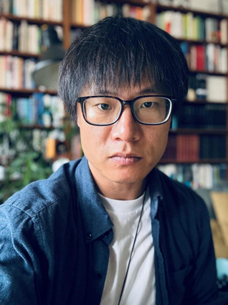 李晁，1986年生于湖南，現(xiàn)居貴陽。2007年發(fā)表小說，獲《上海文學》新人獎、紫金·人民文學之星獎、《作家》金短篇獎、華語青年作家獎、十月文學獎等，有小說入選收獲文學榜，出版小說集《霧中河》等三部。