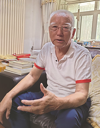 降邊嘉措 藏族，四川省甘孜藏族自治州巴塘縣人。1950年參加解放軍，經歷了進軍西藏、解放西藏的全過程。1956年到北京民族出版社，從事藏文翻譯和編輯出版工作，直到1980年。1980年報考中國社會科學院民族文學研究所并被錄取，后來主要從事《格薩爾》史詩研究和翻譯工作。曾出版《〈格薩爾〉初探》《〈格薩爾〉的歷史命運》《〈格薩爾〉與藏族文化》《〈格薩爾〉論》等學術專著。主編有《格薩爾》藏文精選本（40卷、51冊）、《〈格薩爾〉大辭典》等。長篇小說《格桑梅朵》、報告文學《這里是紅軍走過的地方》分別獲得第一屆、第十一屆全國少數民族文學創(chuàng)作駿馬獎。