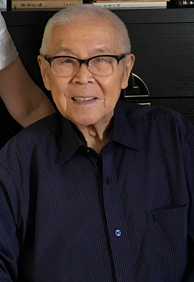 鈕驃，1933 年出生，國(guó)家級(jí)非物質(zhì)文化遺產(chǎn)項(xiàng)目京劇代表性傳承人。中國(guó)戲曲學(xué)院原副院長(zhǎng)。