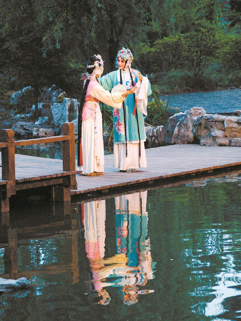 經(jīng)典戲曲常常與園林空間相關(guān)，諸如《牡丹亭》《西廂記》等。左圖為張軍昆曲藝術(shù)中心出品的實(shí)景園林昆曲《牡丹亭》。