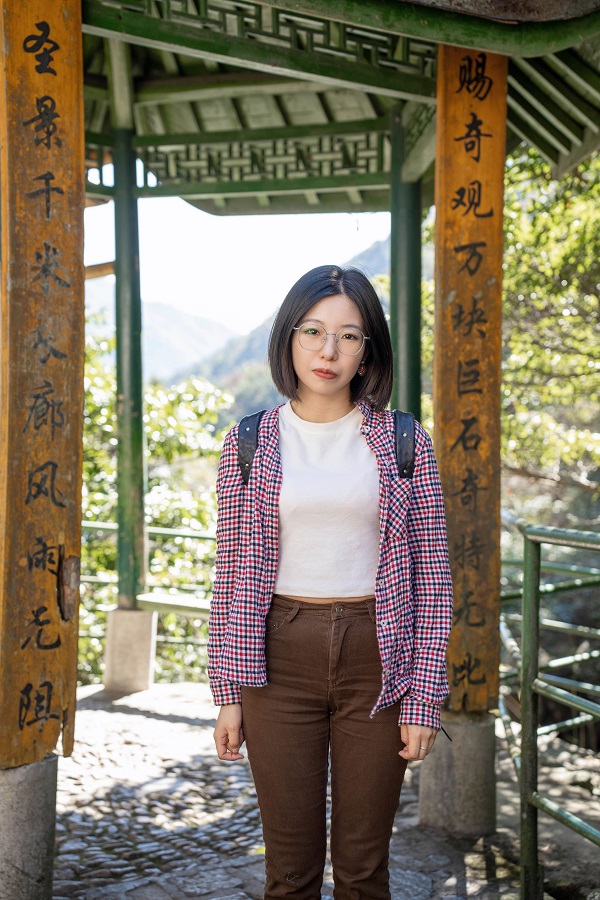 作家簡(jiǎn)介 李?yuàn)檴?，筆名三三，女，漢族，一九九一年出生，畢業(yè)于中國(guó)人民大學(xué)創(chuàng)造性寫(xiě)作專業(yè)。作品發(fā)表于《人民文學(xué)》《收獲》等多家刊物，多有選載。曾獲2020年“鐘山之星”年度青年佳作獎(jiǎng)、2021年度青花郎?人民文學(xué)獎(jiǎng)新人獎(jiǎng)、第七屆郁達(dá)夫小說(shuō)獎(jiǎng)短篇小說(shuō)獎(jiǎng)、首屆《靜?安》文學(xué)獎(jiǎng)、紅棉文學(xué)獎(jiǎng)小說(shuō)主獎(jiǎng)等獎(jiǎng)項(xiàng)，入選王蒙青年作家支持計(jì)劃?年度特選作家（2022—2023）等。著有短篇小說(shuō)集《晚春》《山頂上是?！贰抖砹_斯套娃》《離魂記》等四部。