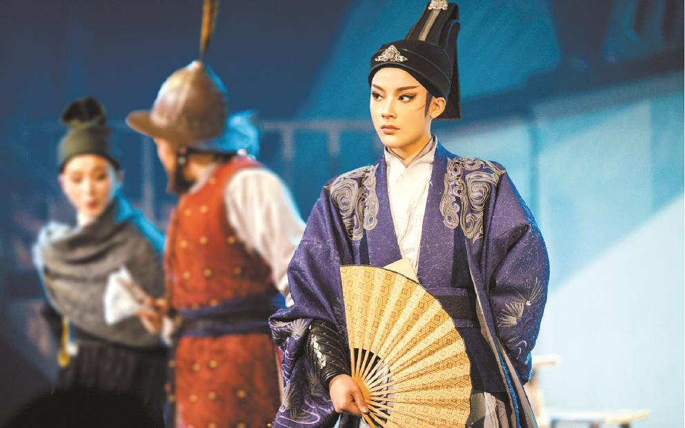 古老戲曲掀起“青春革命”，從情感、形式、媒介上將青年文化、時(shí)代審美融入戲曲古典樣態(tài)，這是“新文化生命體”適應(yīng)新媒介環(huán)境，以青年力量激活傳統(tǒng)文化能量進(jìn)行自我更新的典型示例。圖為越劇《新龍門客?！? /></p>
<p style=
