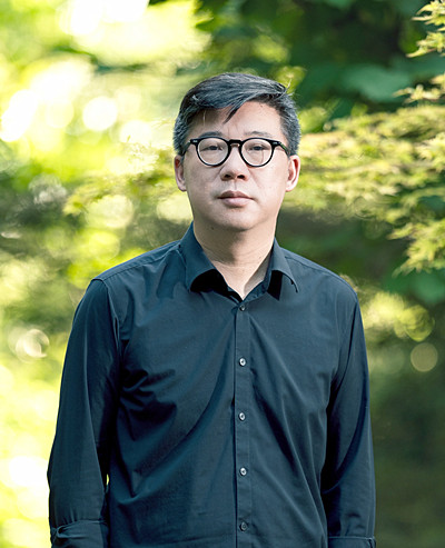 李修文，湖北省作家協(xié)會主席、武漢市文聯(lián)主席、武漢大學(xué)文學(xué)院教授，著有《猛虎下山》《詩來見我》《致江東父老》《山河袈裟》《滴淚痣》《捆綁上天堂》等