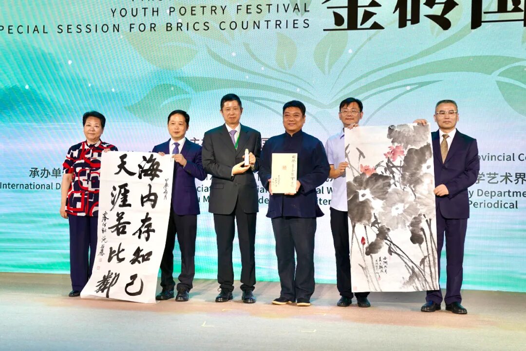 藝術(shù)家王臻、沈穎麗、繆宏波將現(xiàn)場創(chuàng)作的篆刻及書畫作品贈予國際青春詩會組委會