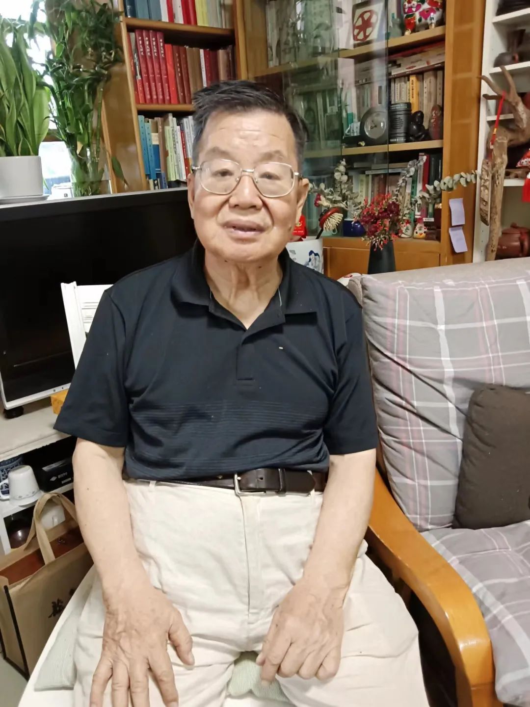 曾鎮(zhèn)南，著名評論家，中國社會科學院文學研究所當代文學研究室研究員，首屆魯迅文學獎獲得者