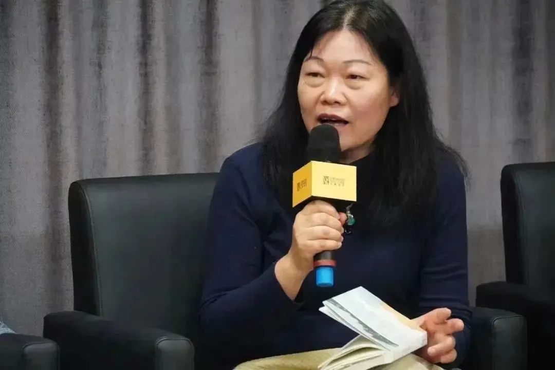 黃葒    南京大學(xué)外國語學(xué)院法語系教授，博士生導(dǎo)師，南京大學(xué)人文社會科學(xué)高級研究院兼職研究員，國際杜拉斯學(xué)會會員，中國法國文學(xué)研究會常務(wù)理事，中法語言文化比較研究會常務(wù)理事、江蘇省外文學(xué)會理事，江蘇省翻譯協(xié)會理事、南京翻譯家協(xié)會理事，南京作協(xié)理事。