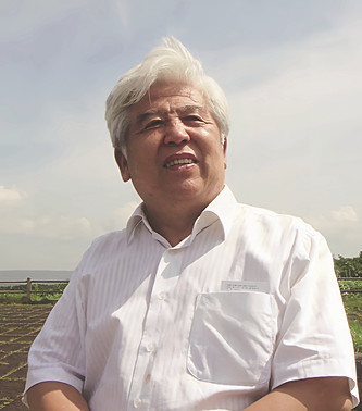 馬振聲 1939年生于北京，1964年本科畢業(yè)于中央美術學院中國畫系，同年考入中央美術學院中國畫系首屆研究生，師從蔣兆和教授，專攻水墨人物畫。1973年調(diào)入四川省美協(xié)從事專業(yè)美術創(chuàng)作。1994年起受聘任教于北京語言大學藝術系。曾任北京語言大學藝術學院名譽院長、重慶國畫院名譽院長、中央文史研究館書畫院名譽院長?，F(xiàn)為中國美協(xié)蔣兆和藝術研究會會長、重慶市美協(xié)名譽主席，中央文史研究館館員、國家一級美術師。其作品曾多次入選全國美展、中國畫百年展等全國性大展并獲獎，多次在國內(nèi)外舉辦個展或聯(lián)展，多幅作品被中國美術館等單位收藏。