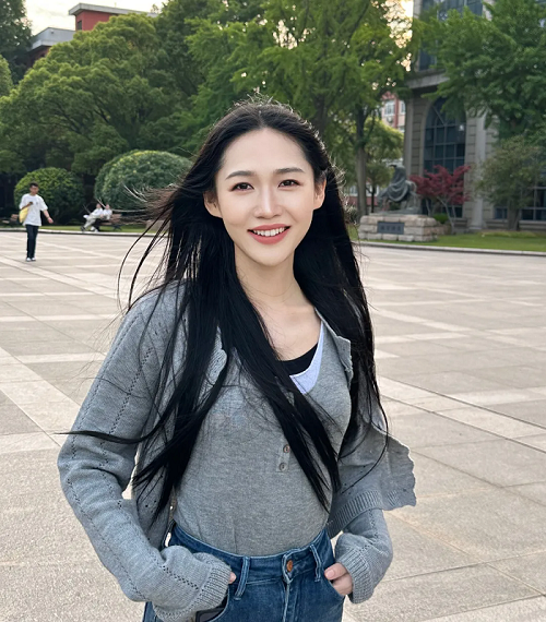 周燊，滿(mǎn)族，中國(guó)作家協(xié)會(huì)會(huì)員，藝術(shù)碩士、文學(xué)博士，從教于高校創(chuàng)意寫(xiě)作和現(xiàn)當(dāng)代文藝研究等方向，曾獲第六屆山東省泰山文藝獎(jiǎng)（文學(xué)創(chuàng)作獎(jiǎng)）、復(fù)旦大學(xué)光華獎(jiǎng)等榮譽(yù)。