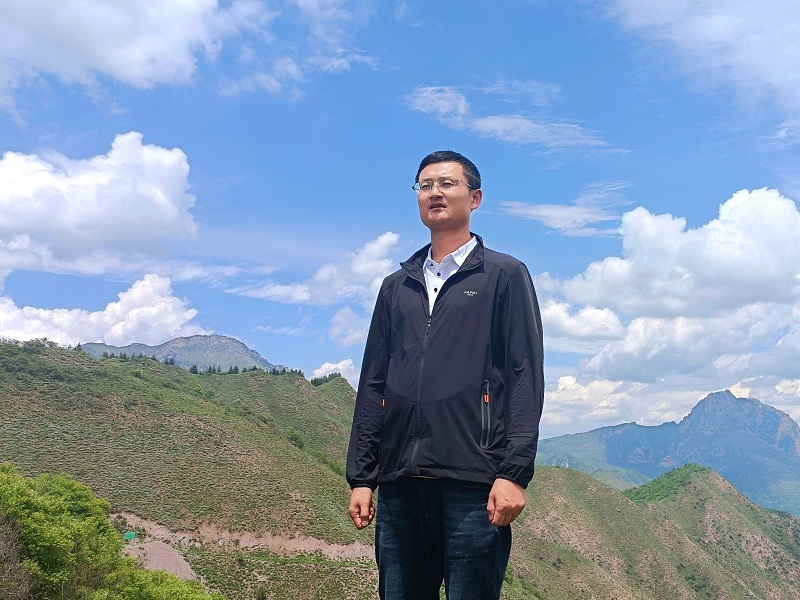 丁海龍，男，漢族，筆名古月星空，甘肅臨潭人。中華詩(shī)詞學(xué)會(huì)會(huì)員、甘肅省作家協(xié)會(huì)會(huì)員、甘肅省詩(shī)詞學(xué)會(huì)會(huì)員、甘肅省楹聯(lián)學(xué)會(huì)會(huì)員。作品見于《中華詩(shī)詞》《中華辭賦》《甘肅黨建》等刊。出版詩(shī)集《虛塵》《流水集》。