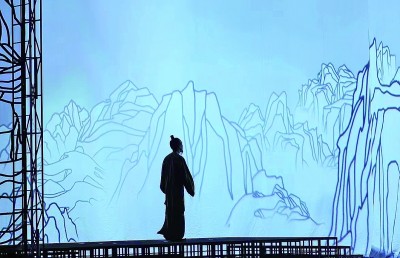 北京人民藝術(shù)劇院話劇《杜甫》演出現(xiàn)場(chǎng)，扮演杜甫的演員正慢慢步入山水畫卷。資料圖片