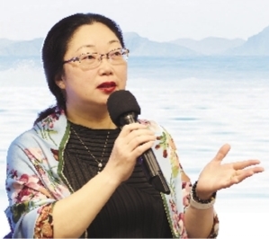 楊怡芬，浙江舟山人，魯迅文學(xué)院第13屆高研班學(xué)員。2002年開始寫作，在《人民文學(xué)》《十月》《花城》等發(fā)表小說百余萬字，出版中短篇小說集《披肩》、中篇小說集《追魚》、長篇小說《離觴》《海上繁花》等。
