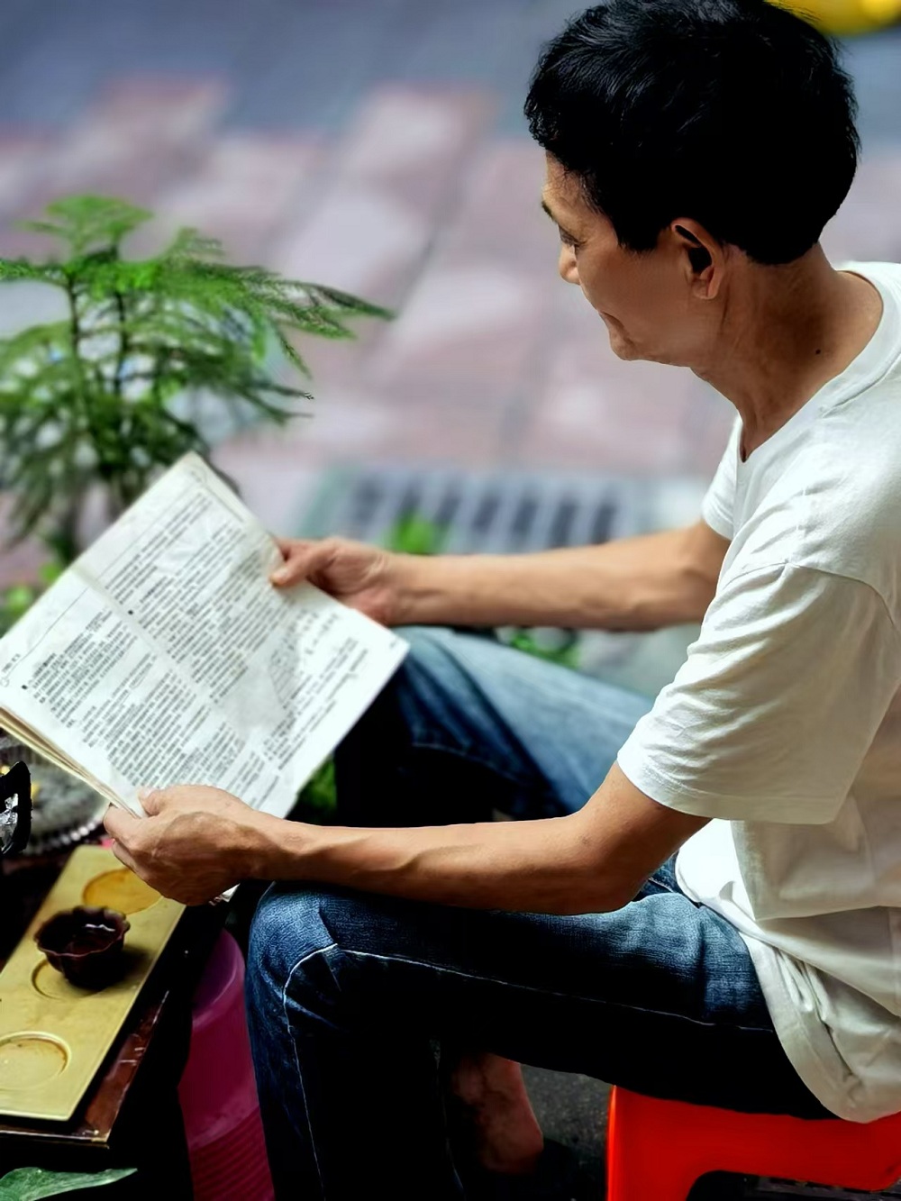 自從注冊(cè)作家網(wǎng)，在文友們的影響下，也開始為自己充電了。早上五點(diǎn)半起床，邊喝茶邊看書，最少堅(jiān)持一個(gè)半小時(shí)，已經(jīng)成為鐵打不動(dòng)的規(guī)律