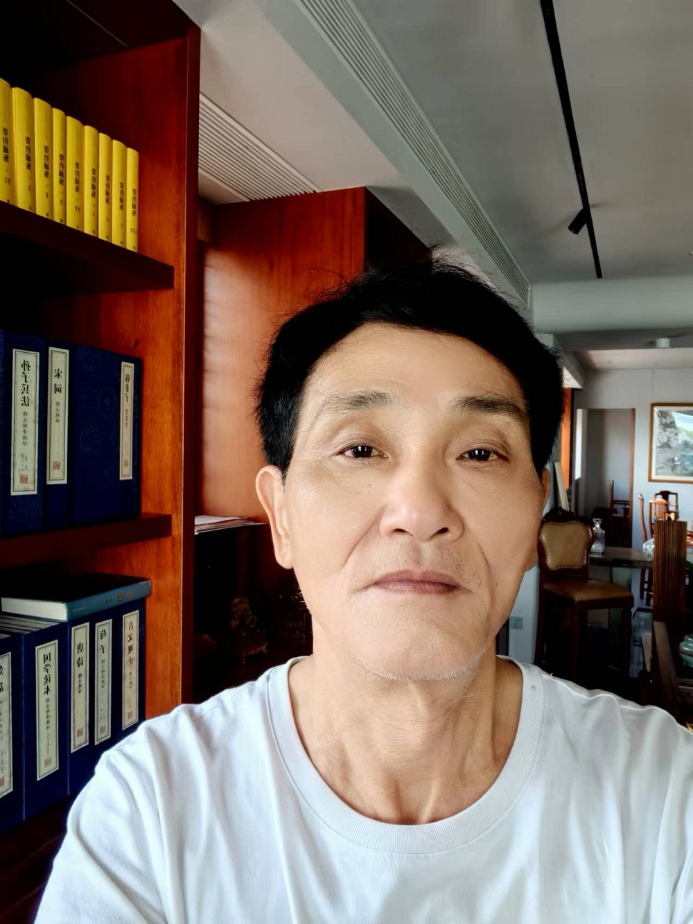 子塵，早年筆名野草，福建人，現(xiàn)居住廈門市，在一家私企上班。少年時(shí)開始喜歡文學(xué)，一直熱愛(ài)，從不言放棄。早年有習(xí)作發(fā)表報(bào)刊，現(xiàn)大多作品發(fā)于網(wǎng)絡(luò)。