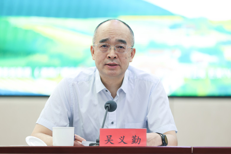中國(guó)作協(xié)黨組成員、副主席、書記處書記吳義勤