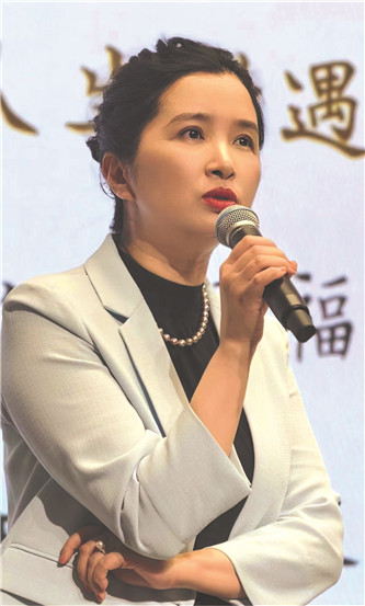 潘向黎，文學(xué)博士，上海作家協(xié)會副主席、專業(yè)作家。著有長篇小說《穿心蓮》，小說集《白水青菜》《十年杯》《輕觸微溫》《上海愛情浮世繪》等，專題隨筆集《茶可道》《梅邊消息》《古典的春水》《人間紅樓》等，共三十多種。獲魯迅文學(xué)獎短篇小說獎等