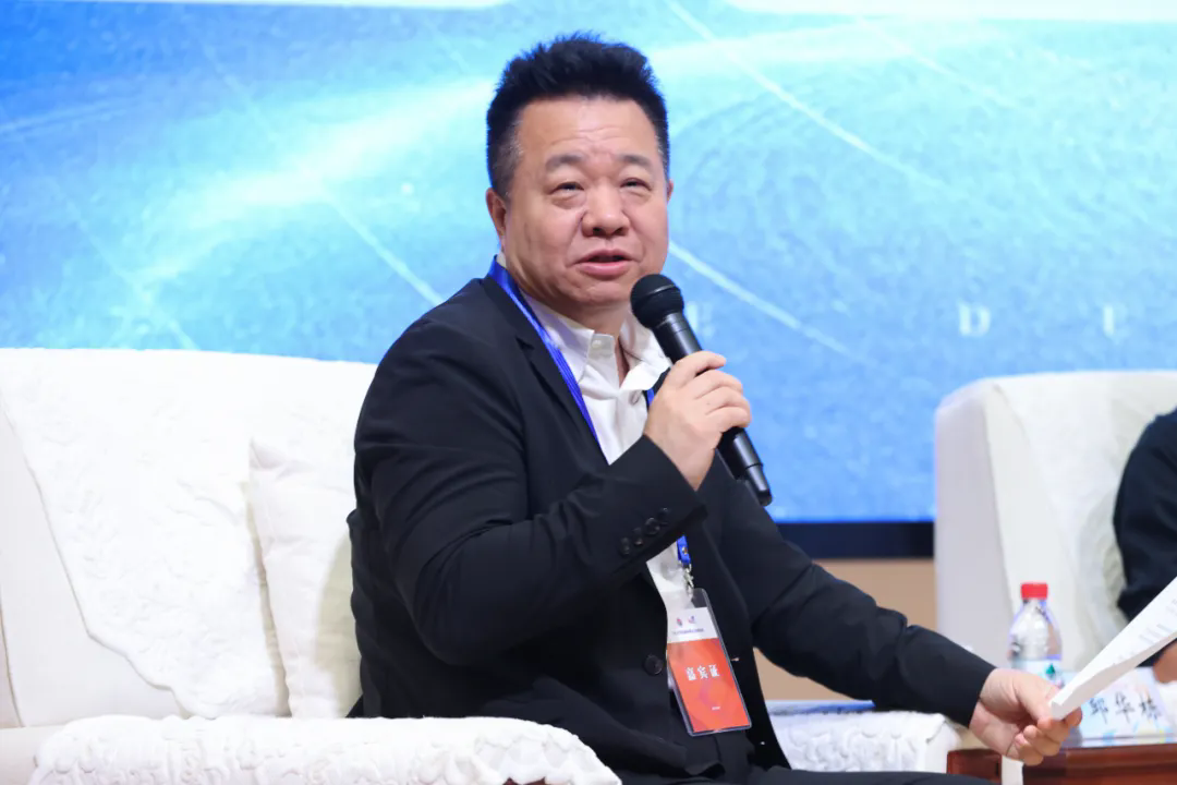 中國作協(xié)黨組成員、副主席、書記處書記邱華棟出席并主持論壇