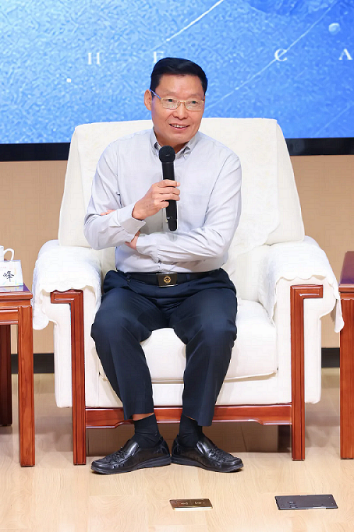 中國大洋協(xié)會(huì)副理事長、中國“蛟龍?zhí)枴焙Ｔ嚞F(xiàn)場總指揮劉峰發(fā)言