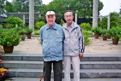 2005年10月，朱季海（左）與張洪鈞在蘇州雙塔寺。作者供圖