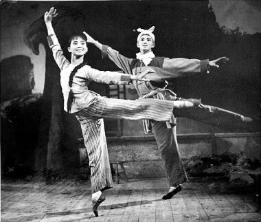 1965年，芭蕾舞劇《白毛女》演出劇照。上海芭蕾舞團(tuán)供圖