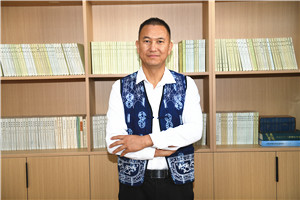 散文獎：《洱海筆記》 作者： 北雁（白族）         獲獎感言我慶幸自己出生在洱海之源。從我們村子后方山脈上發(fā)源的大小溪流河溝，以及離我們村子不遠的茈碧湖、草海、綠蔭塘、鵝墩塘，還有從我們壩子里流過的彌茨河、鳳羽河、彌苴河、海尾河、永安江、羅時江，甚至包括從天空降落的雨水和羅坪山頂融化的雪水，它們的流向都是群山之外波瀾壯闊的洱海……