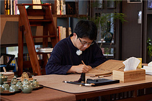 長篇小說獎：《大醫(yī)》作者：馬伯庸（滿族）         獲獎感言在調研和創(chuàng)作過程中，隨著我深入了解中國近代醫(yī)學史，不斷被當年的大醫(yī)們所感動。其中有太多可歌可泣的人物、驚心動魄的故事以及救國救民的仁愛精神，放到今日，仍不過時。當年他們在亂世之中的艱辛與堅持，實在應該讓現在的公眾了解。而讓他們了解的最好方式，就是通過文藝作品來表現，只有寫出這種精神的繼承性與時代性，歷史小說的質感才能凸顯出來。