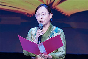 長篇小說獎：《在高原》  作者：尼瑪潘多（藏族）         獲獎感言文學創(chuàng)作不是我的職業(yè)，是我選擇的一條精神之路，它給予我的心理安寧和精神豐盈感，讓我心生感恩。今天，《在高原》這本書里呈現的故事、思考和探索得到評委們的肯定，給我的鞭策和鼓舞是巨大的，讓我對走好今后的文學創(chuàng)作之路充滿了信心……