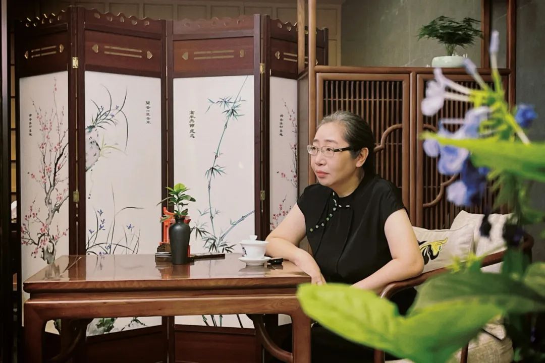 張勇 國(guó)家一級(jí)編劇、作家，四川省作協(xié)副主席。曾獲第二屆文榮獎(jiǎng)作家編劇獎(jiǎng)（《偽裝者》）。創(chuàng)作長(zhǎng)篇小說(shuō)《一觸即發(fā)》《偽裝者》《貴婉日記》，紅色諜戰(zhàn)川劇《黎明十二橋》以及電視劇《一觸即發(fā)》《偽裝者》《天衣無(wú)縫》等。
