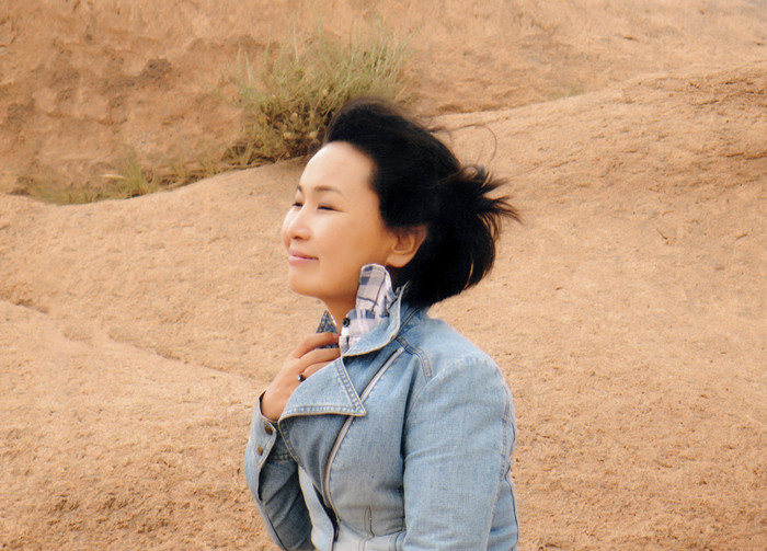朵日娜，蒙古族，1971年生，內(nèi)蒙古赤峰市克什克騰旗人。內(nèi)蒙古赤峰市民族事務(wù)委員會(huì)副譯審，內(nèi)蒙古自治區(qū)翻譯家協(xié)會(huì)副主席。出版譯著《阿拉善風(fēng)云》（又名《遙遠(yuǎn)的大漠》）《斷裂》《飲馬井》《我給記憶命名》等。曾獲《民族文學(xué)》獎(jiǎng)，內(nèi)蒙古自治區(qū)索龍嘎文學(xué)獎(jiǎng)等。