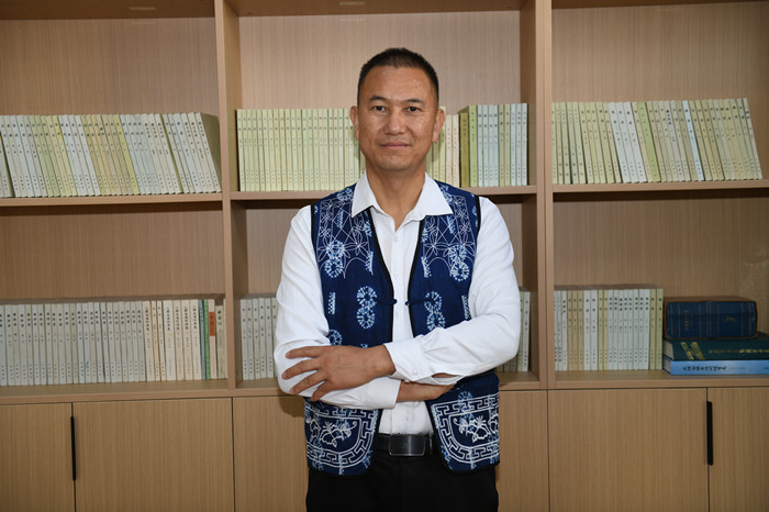 北雁，本名王燦鑫，白族，1982年生，云南洱源人。云南省大理州教育體育局高級(jí)教師。出版長篇小說《趕在太陽落山以前》等。曾獲云南文學(xué)藝術(shù)獎(jiǎng)。