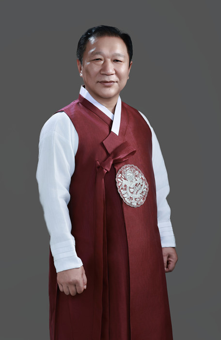 金榮健，朝鮮族，1963年生。曾任延邊人民出版社《文化時(shí)代》編輯部主編。出版詩(shī)集《晨山問(wèn)候》《至水微瀾》《留在空位置的理由》等。曾獲吉林省長(zhǎng)白山文藝獎(jiǎng)、吉林省電視丹頂鶴獎(jiǎng)最優(yōu)秀導(dǎo)演獎(jiǎng)、全國(guó)少數(shù)民族廣播電視節(jié)目最優(yōu)秀導(dǎo)演獎(jiǎng)等，被評(píng)為全國(guó)百佳電視藝術(shù)工作者。編劇及總策劃的舞劇《阿里郎花》獲中國(guó)少數(shù)民族舞蹈大賽金獎(jiǎng)。