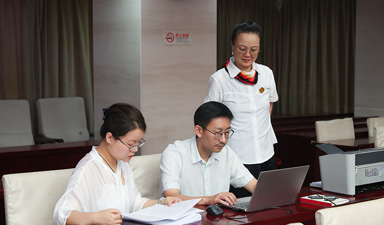 7月31日，工作人員在紀律監(jiān)察組和公證員的監(jiān)督下統(tǒng)計選票