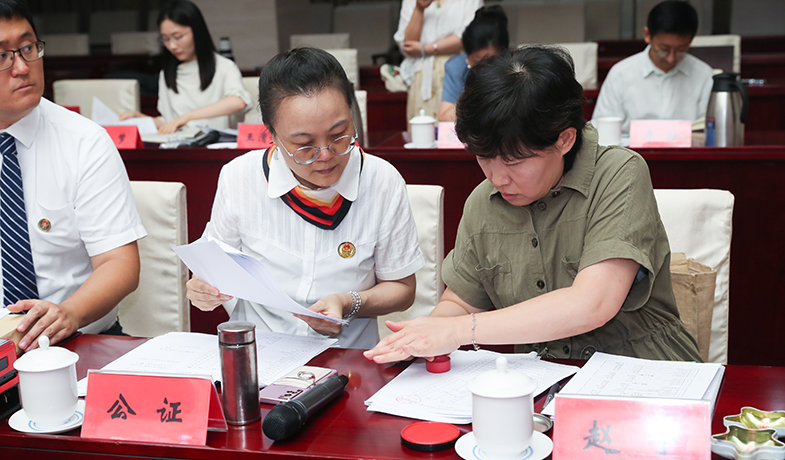 7月31日，紀律監(jiān)察組和公證處人員在選票結果上蓋章