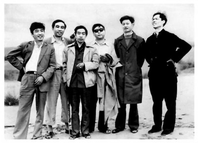 路遙（左四）與賈平凹（左三）、陳忠實(shí)（右一）等人合影，三人被稱為陜西文學(xué)界的“三駕馬車”。資料圖片