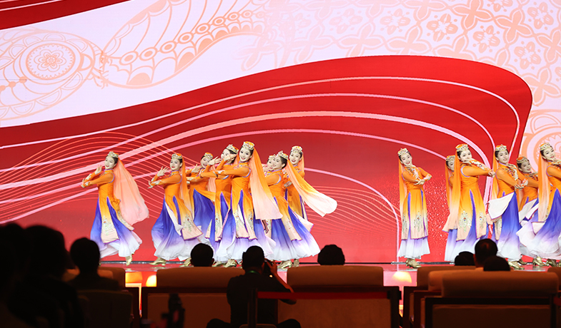 11月16日，在“2024中國文學盛典·駿馬獎之夜”上的文藝表演：回族歌曲《唱開花兒等你來》