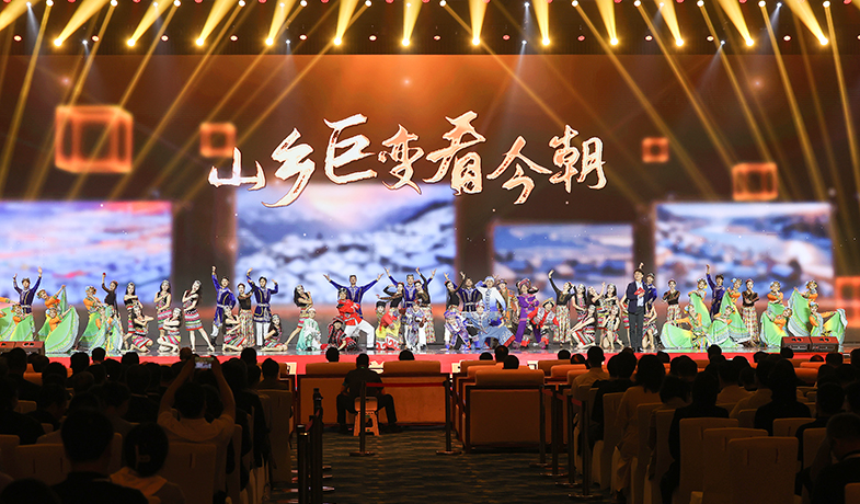 11月16日，在“2024中國文學盛典·駿馬獎之夜”上的文藝表演：情景舞蹈《山鄉(xiāng)巨變看今朝》