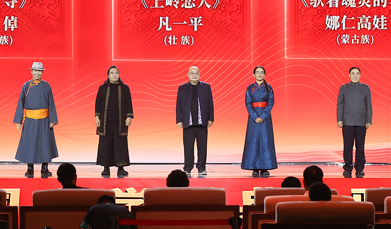 阿尤爾扎納、包倬、凡一平、娜仁高娃、少一領取第十三屆全國少數民族文學創(chuàng)作駿馬獎中短篇小說獎