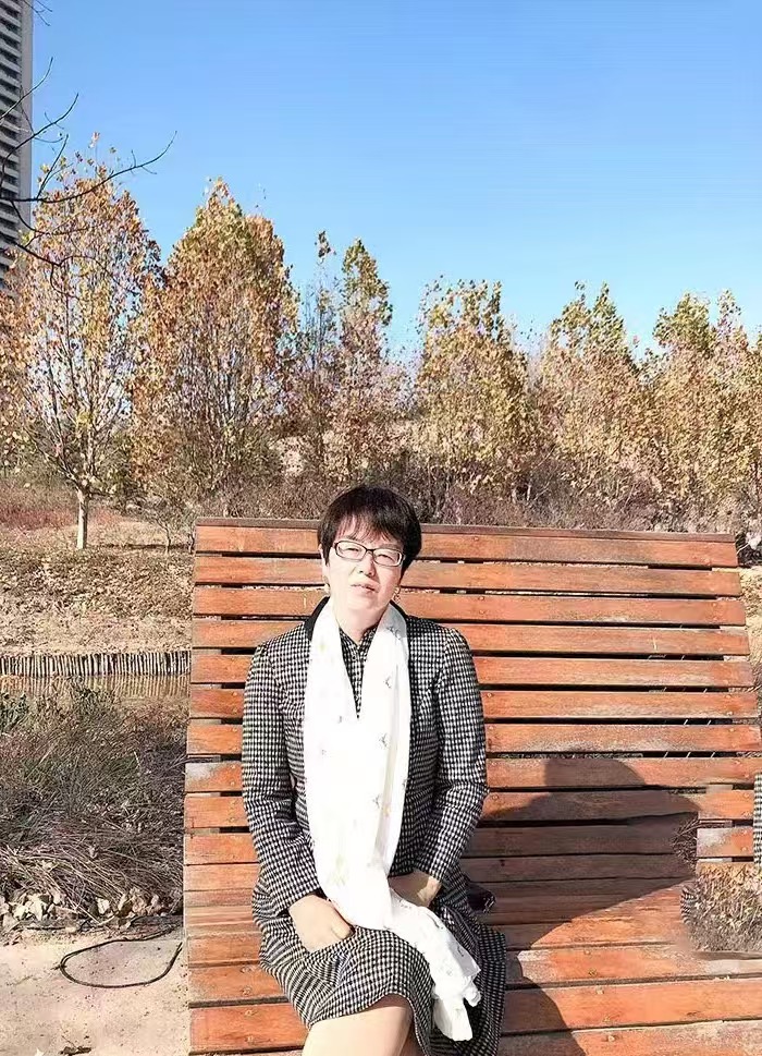 紅精靈，原名杜書紅。曾用名杜潔，舒鴻。有詩歌散見于《作品》《詩選刊》《滇池》《散文詩》《躬耕》《鄭州日?qǐng)?bào)》等。寫作是一種修行，詩歌是靈魂的舞者。  